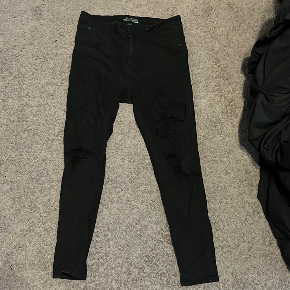 woman's Black Distressed Jeans